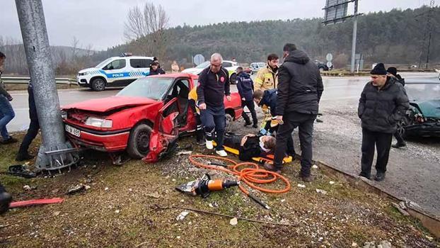 İki otomobil kafa kafaya çarpıştı: 1’i ağır, 3 yaralı