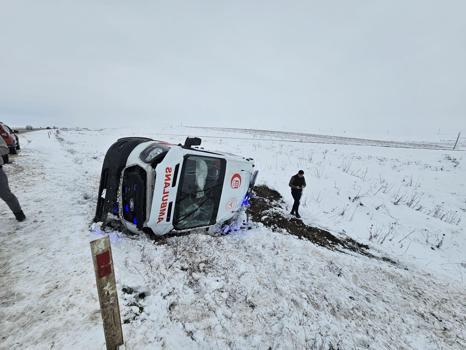 Diyarbakır’da vakaya giden ambulans şarampole devrildi
