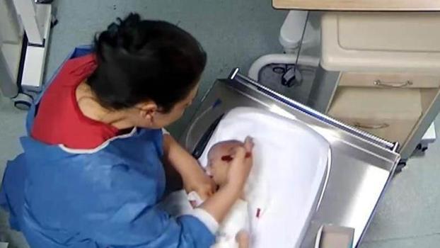 Bebeği darp eden hemşire hakkında tutuklamaya yönelik yakalama kararı çıkarıldı