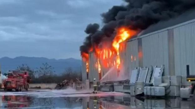 Hatay'da lastik deposunda yangın