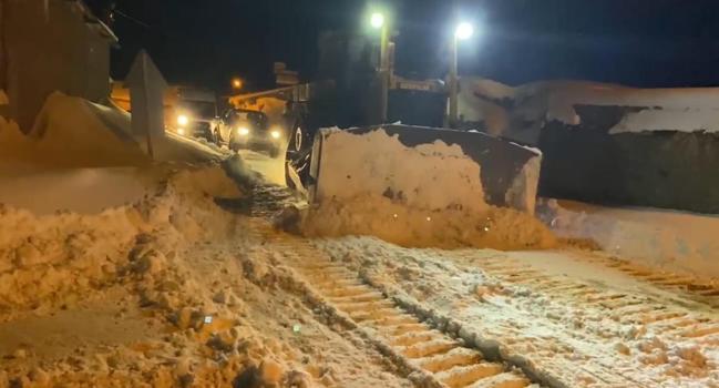 Yolu kapanan köyde yüksek ateşli hasta, ekiplerin çalışmasıyla hastaneye kaldırıldı