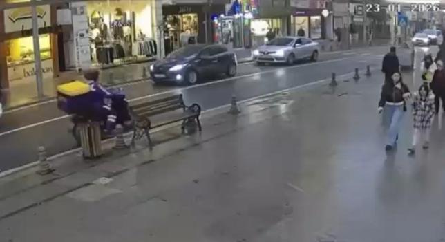 Seyir halindeki motosiklet alev aldı; o anlar kamerada