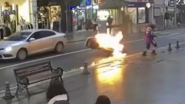 Seyir halindeki motosiklet alev aldı; o anlar kamerada
