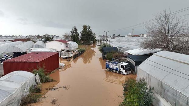 'Sarı kod'la uyarılan Antalya'da tarım alanları su altında kaldı