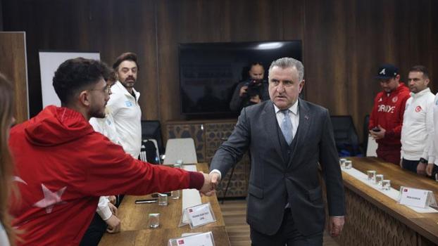 Bakan Bak 2026 Kış Olimpiyatları'na katılacak milli sporcuları kabul etti