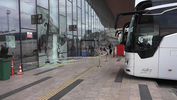 Yolcu otobüsü, perondaki yolcuya çarpıp terminal binasına daldı