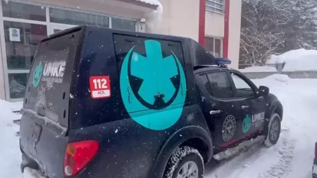 Diyabetli çocuk, kar yağışı ve çığ riskinin bulunduğu köyden alınıp hastaneye ulaştırıldı