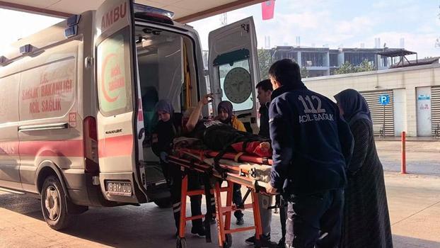 Devrilen istif haldeki demirlerin altında kalan işçi yaralandı