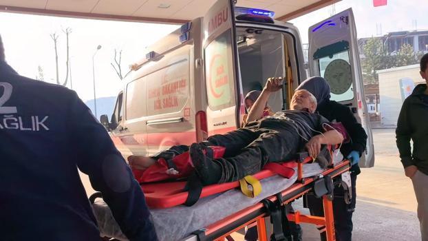 Devrilen istif haldeki demirlerin altında kalan işçi yaralandı