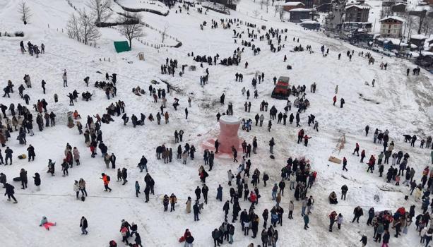Ayder'de kar festivali kayakla başladı; kardan çay bardağı görücüye çıktı