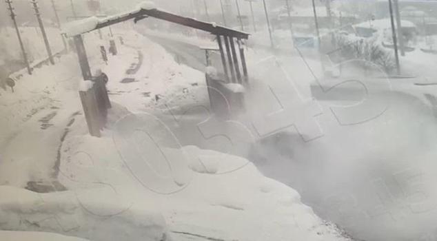 Bitlis'te 4 polisin yaralandığı kaza kamerada