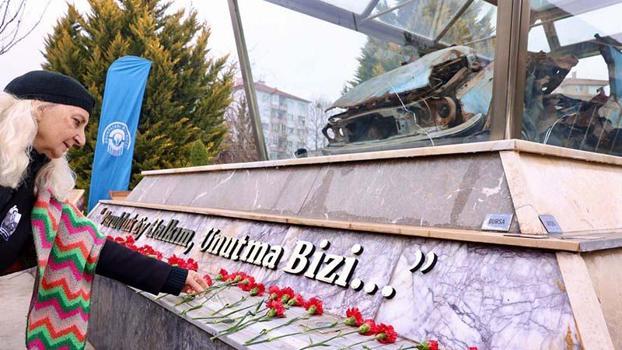 Uğur Mumcu, Eskişehir’de hurda otomobilinin sergilendiği alanda karanfillerle anıldı