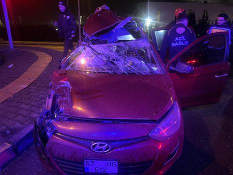 Otomobil, TIR'a çarptı: 2 ölü, 1 yaralı (2)