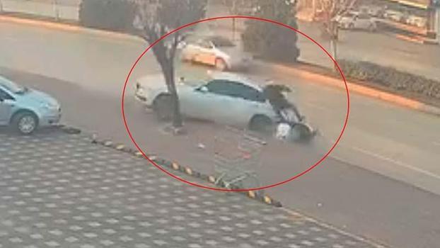 Otomobil önce motosiklete ardından da yol kenarındaki ağaca çarptı