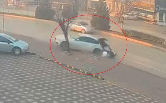 Otomobil önce motosiklete ardından da yol kenarındaki ağaca çarptı