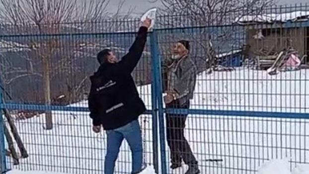 Yolu kardan kapanan mezradaki hastanın ilaçları kepçeyle ulaştırıldı