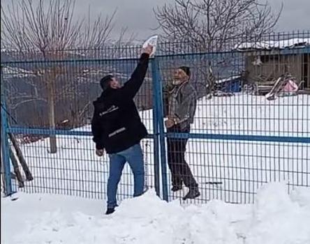 Yolu kardan kapanan mezradaki hastanın ilaçları kepçeyle ulaştırıldı