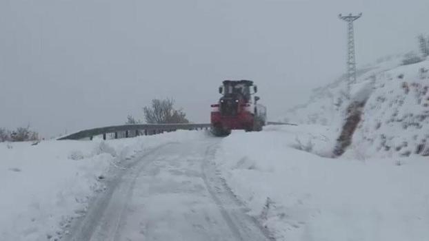 Yolu kapanan köydeki şehit ailesi için ekipler seferber oldu