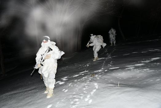 Mehmetçiğin karlı arazide gece eğitimi