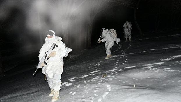 Mehmetçiğin karlı arazide gece eğitimi