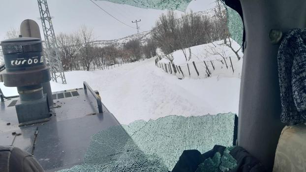 Bingöl’de karla mücadele ekibine saldırı; iş makinesinin camları kırıldı