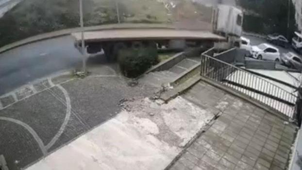 Başakşehir'de yokuştan kayan TIR 5 araca çarptı; kaza kamerada