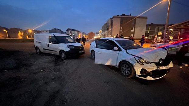 Bursa'da otomobil ile hafif ticari araç çarpıştı; 2 yaralı