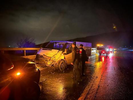 Bursa'da iki kamyonet kafa kafaya çarpıştı: 1 yaralı