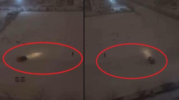 Karlı arazide otomobili ile drift yapan sürücü kamerada