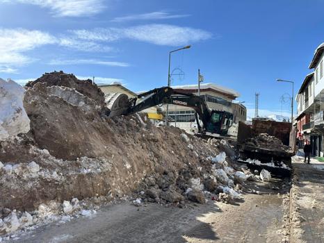 Beytüşşebap’ta biriken kar kütleleri kamyonlarla taşınıyor