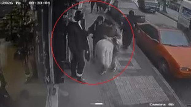 Mağaza önündeki kıyafetleri çaldılar; o anlar kamerada
