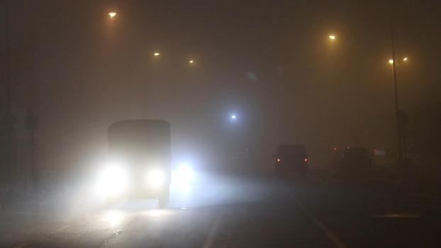 Diyarbakır’da yoğun sis; görüş mesafesi 10 metreye düştü, uçuşlar iptal edildi