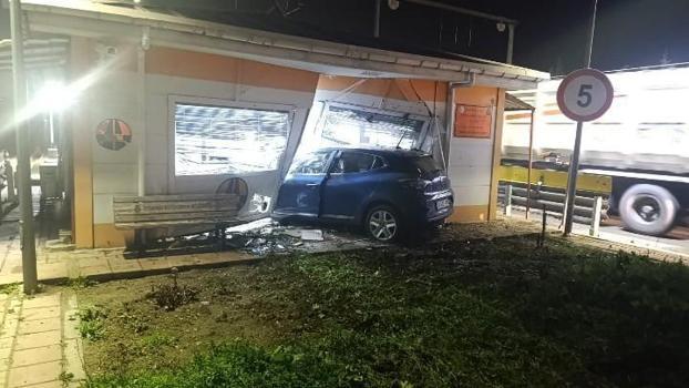 İstanbul - Silivri'de otomobil KGM'ye ait kantar binasına çarptı; görevli personel öldü