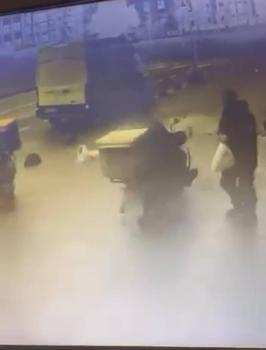 İstanbul - Bahçelievler'de polis, kaçan şüpheliyi motokuryenin arkasına binerek yakaladı