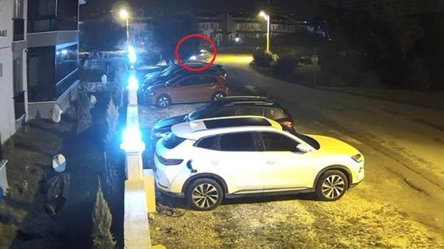 Bursa’da zeytin ağacına çarpan otomobilin sürücüsü yaralandı; kaza anı kamerada