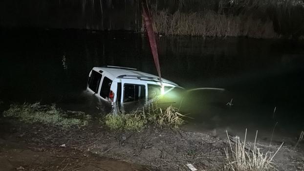 Park halindeki hafif ticari araç, Porsuk Çayı’na düştü