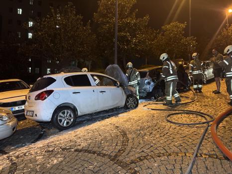 İstanbul - Beşiktaş'ta park halindeki 4 otomobil alev alev yandı