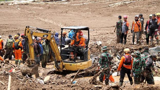 Endonezya'da toprak kaymasında hayatını kaybedenlerin sayısı 25'e yükseldi