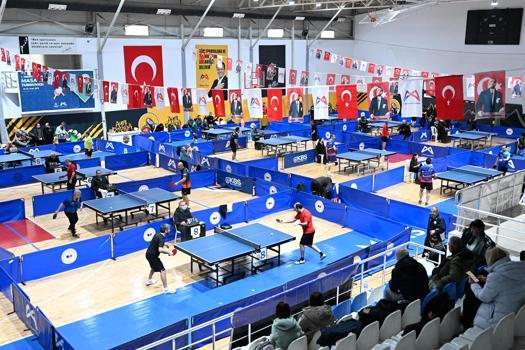 Veteranlar, masa tenisi turnuvasında ter döktü
