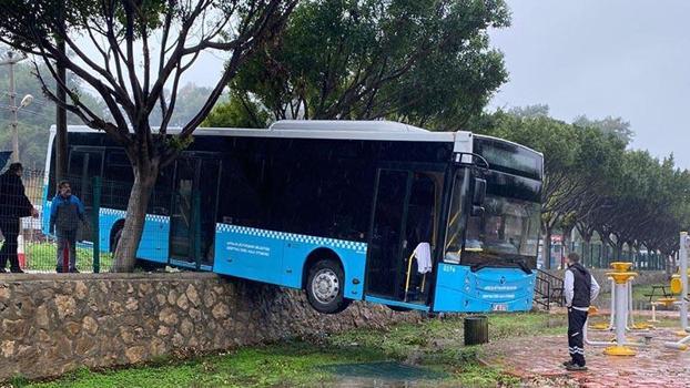 Freni boşalan otobüs, duvarda asılı kaldı