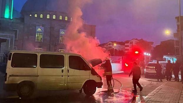 Park halindeyken motor kısmından alev alan minibüs yandı