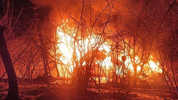 Yanan evinin 10 metre ilerisinde ağaçta asılı cansız bedeni bulundu