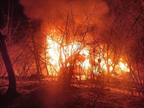 Yanan evinin 10 metre ilerisinde ağaçta asılı cansız bedeni bulundu