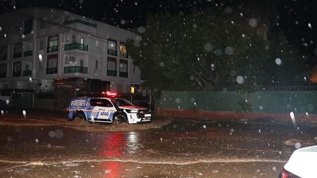 Antalya’da fırtına, sel ve hortum hayatı olumsuz etkiledi