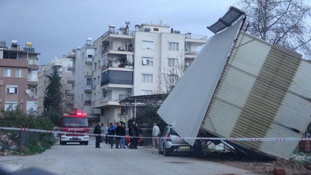 Antalya’da fırtına, sel ve hortum hayatı olumsuz etkiledi