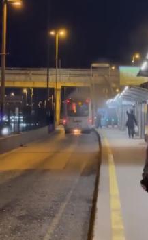 İstanbul - Üsküdar'da metrobüste çıkan yangın kamerada