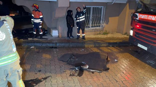 İstanbul - İstanbul'da fırtına etkili oldu; bazı binaların çatıları uçtu