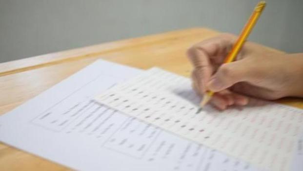 Görme yetersizliği olan öğrencinin 'büyük puntolu kitapçık' talebi yerine getirildi