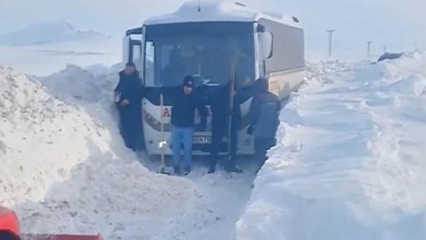 Tipide mahsur kalan midibüstekilerin yardımına köylüler koştu