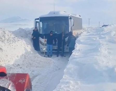 Tipide mahsur kalan midibüstekilerin yardımına köylüler koştu